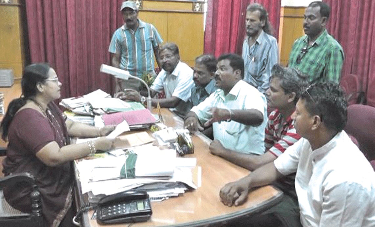 Residents of Madel and Old market with MMC Chief Officer demanding action against illegal hutments near the KTC bus stand.