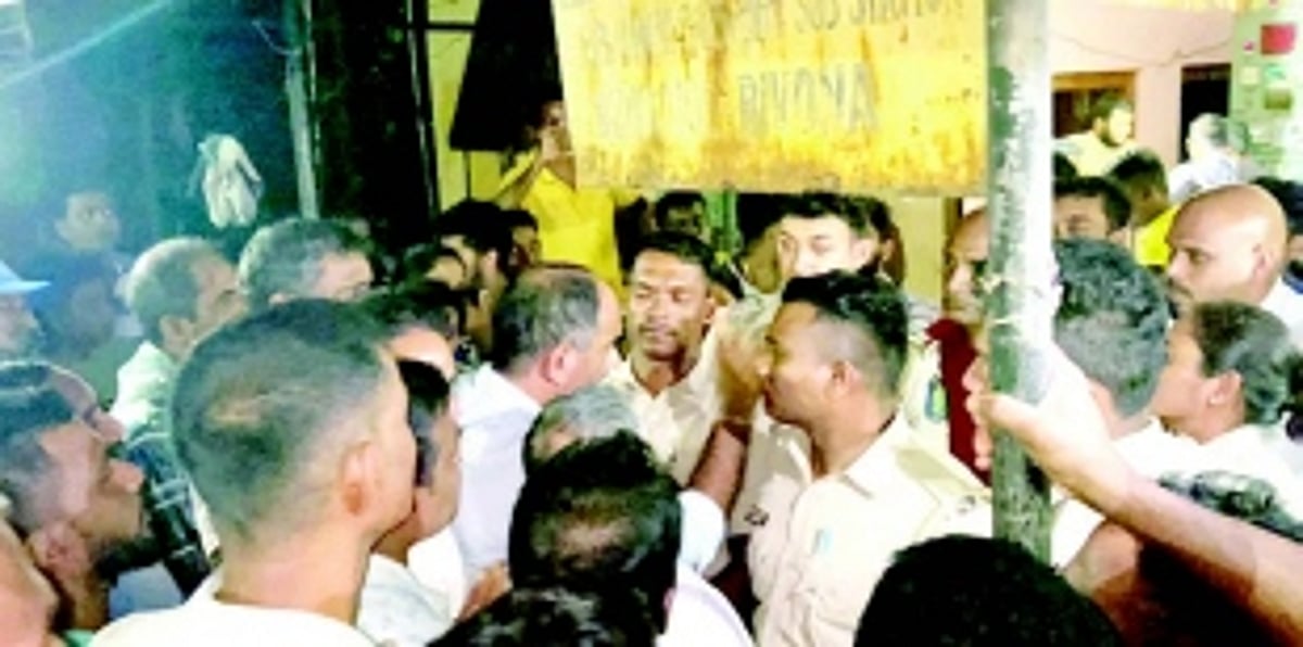 Residents of Rivona and Caurem-Pirla  vent their ire on power dept officials