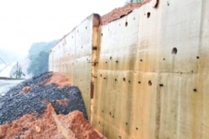 Retaining wall along the Kerya-Khandepar  national highway on the verge of collapse