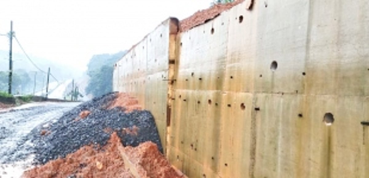 Retaining wall along the Kerya-Khandepar  national highway on the verge of collapse