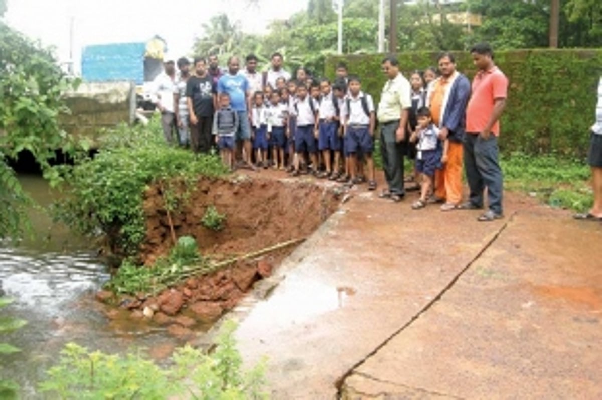 Retaining wall at Margao gives way, locals demand immediate repairs