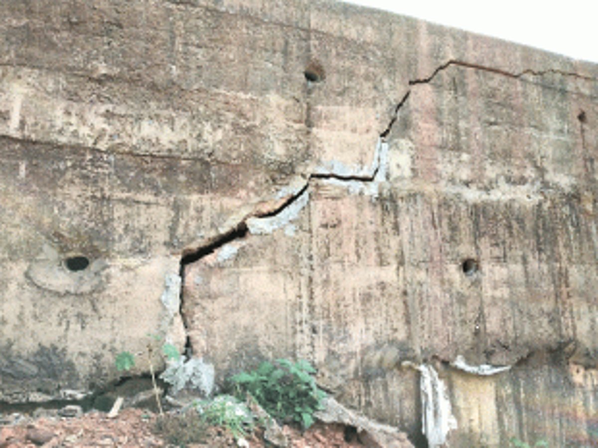 Retaining wall of approach road has developed cracks: Undir locals
