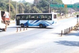Risking lives and limbs, motorists make dangerous U-turn at Shapur-Bandora jn