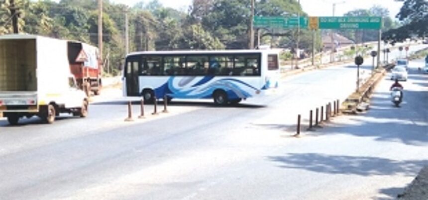 Risking lives and limbs, motorists make dangerous U-turn at Shapur-Bandora jn 1 Risking lives and limbs, motorists make dangerous U-turn at Shapur-Bandora jn