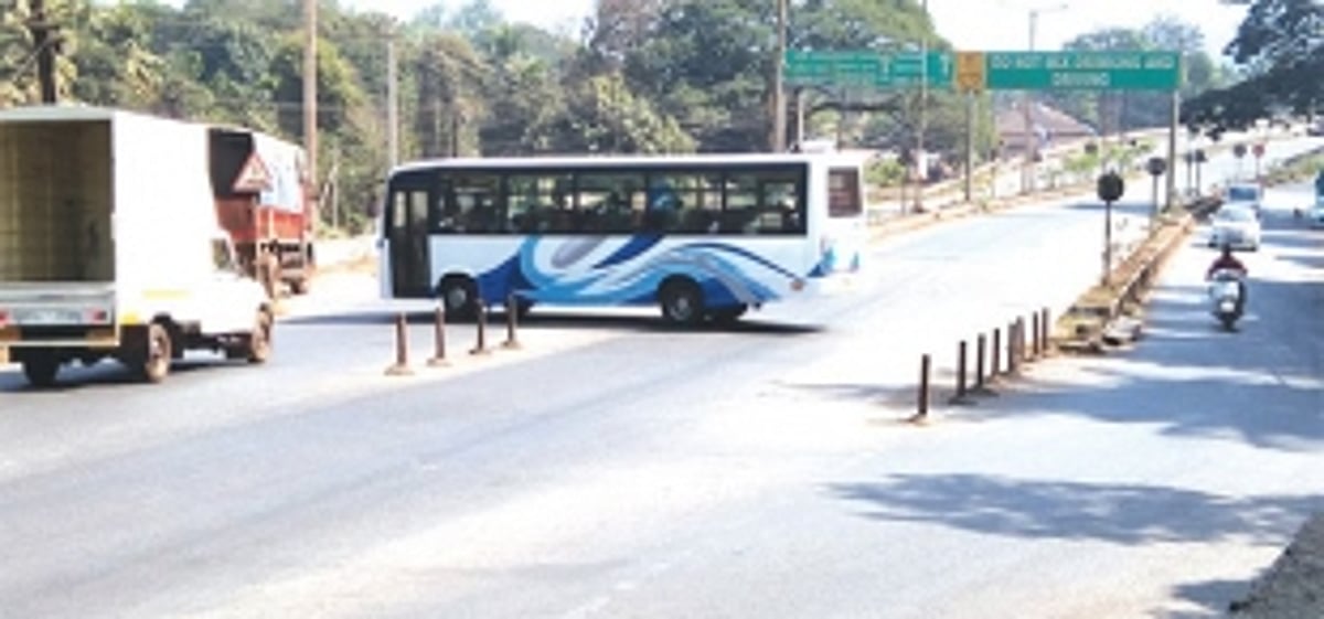 Risking lives and limbs, motorists make dangerous U-turn at Shapur-Bandora jn