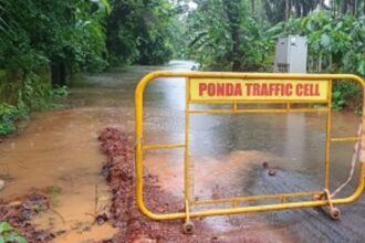 Rivers overflow; throw normal life off gear in Dharbandora taluka