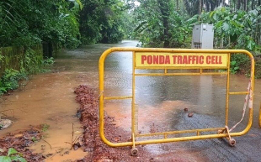 Rivers overflow; throw normal life off gear in Dharbandora taluka