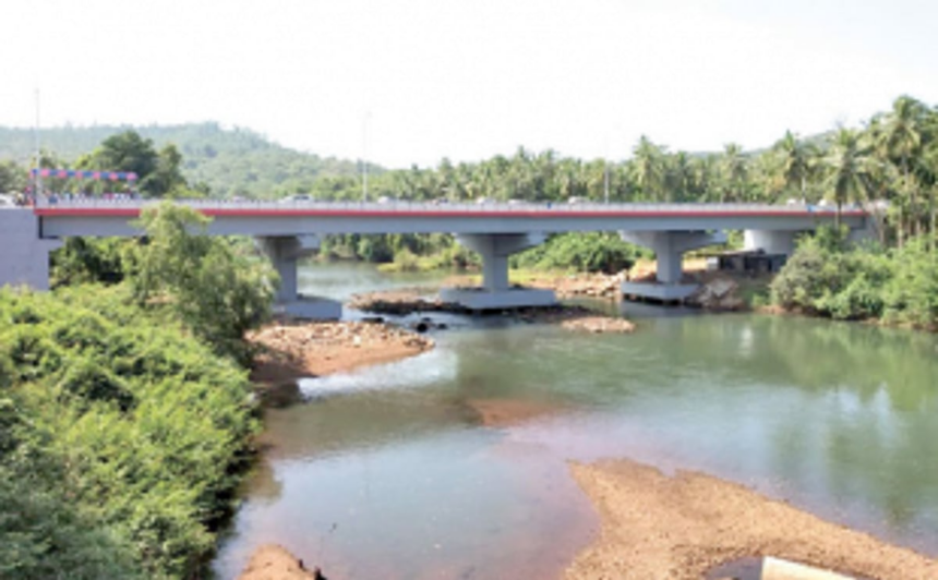 Road Transport Ministry officials inspect Bandora Junction, Khandepar Bridge