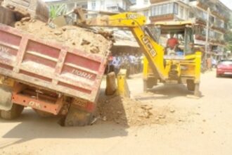 Road cave-ins rule the roost in city as 6th truck falls prey; driver escapes unhurt