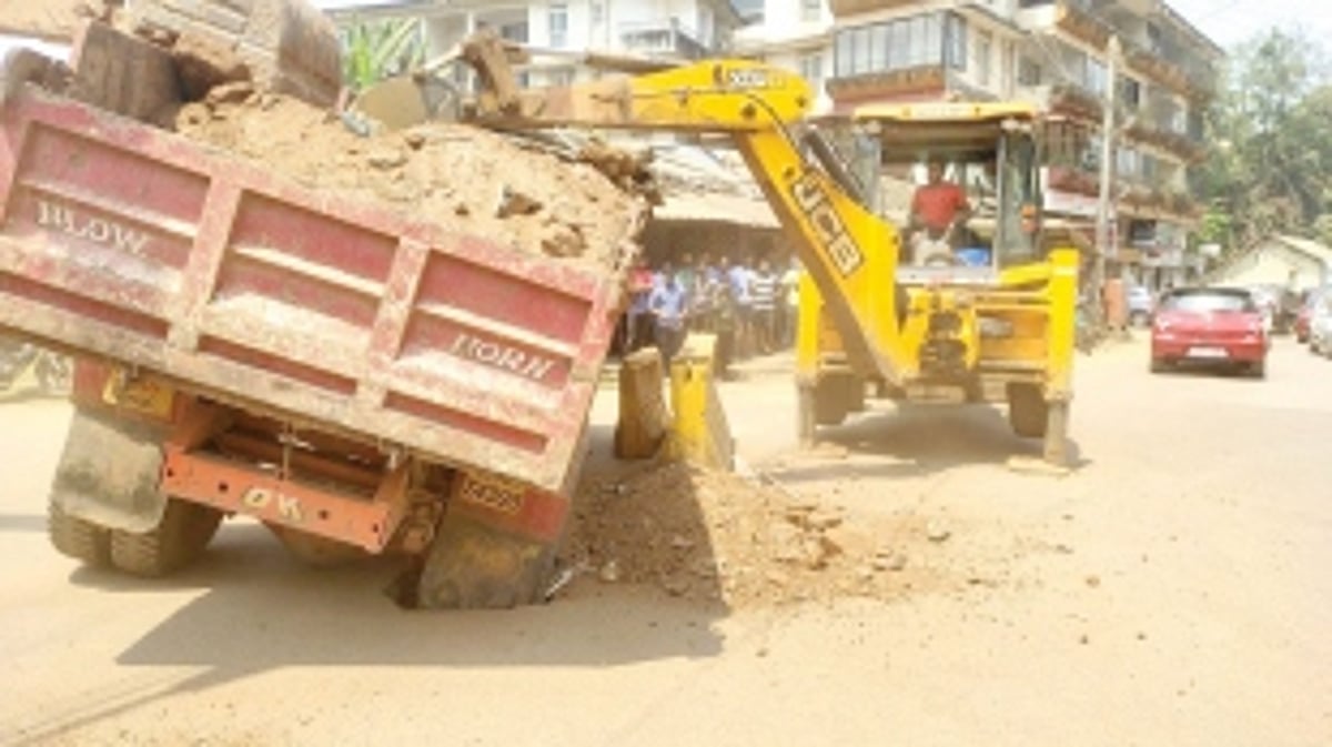 Road cave-ins rule the roost in city as 6th truck falls prey; driver escapes unhurt