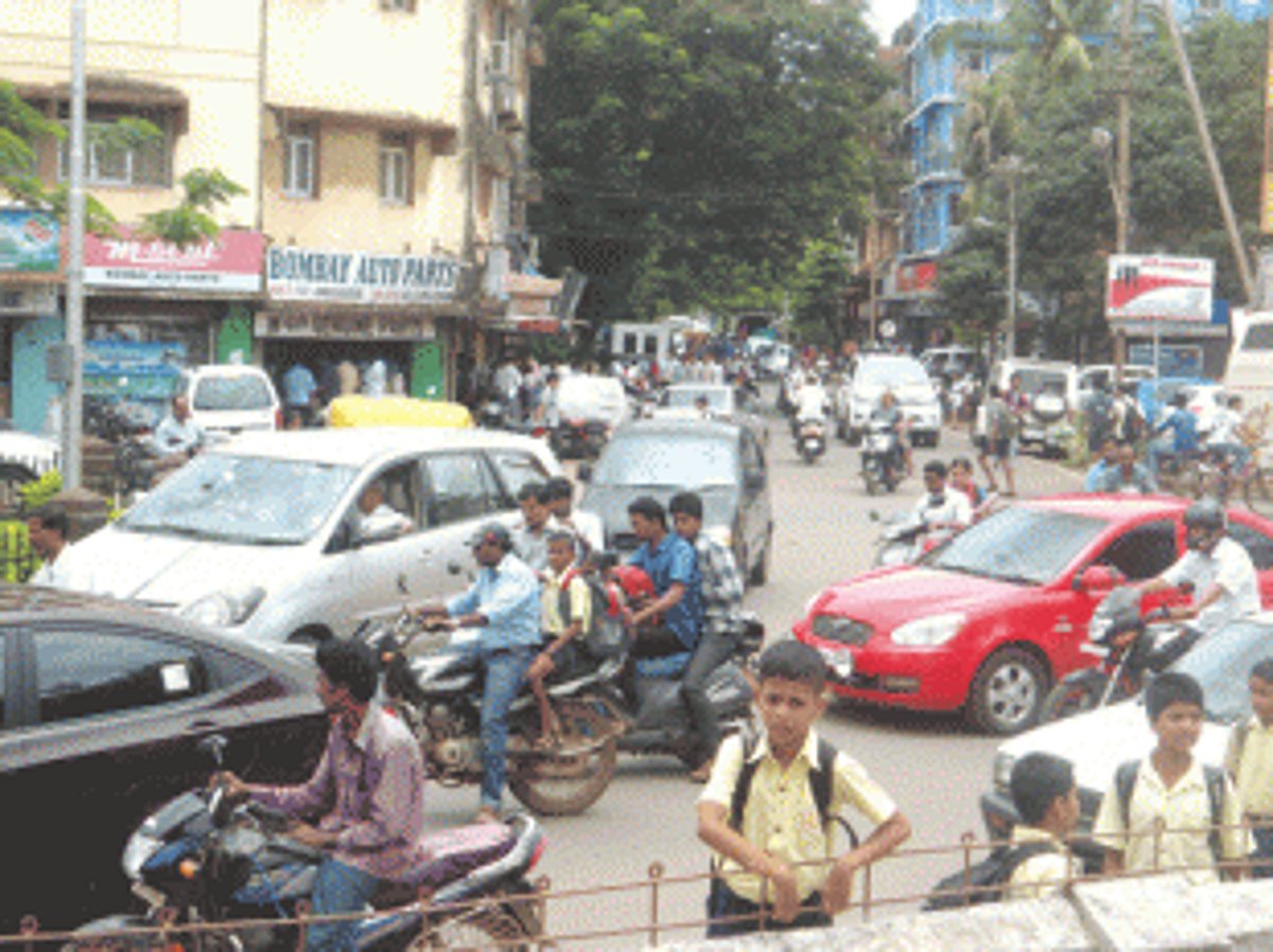 Road congestion near schools in Vasco