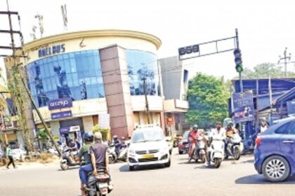 Road divider for Kadamba depot road need of the hour