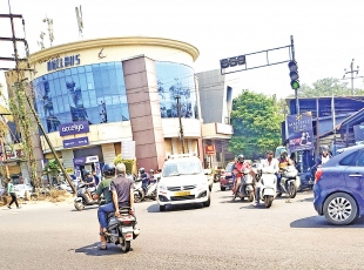 Road divider for Kadamba depot road need of the hour