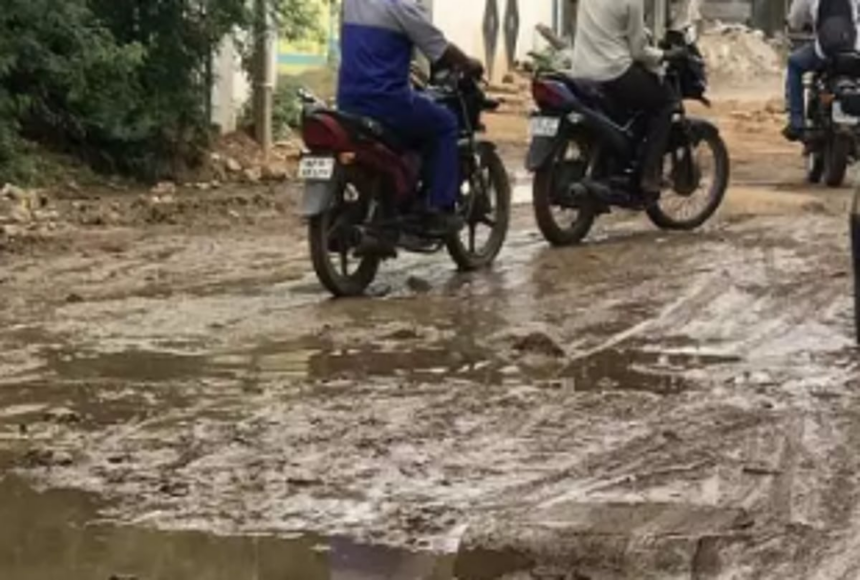 Road from Dando to police station in pathetic state! 1 Road from Dando to police station in pathetic state!