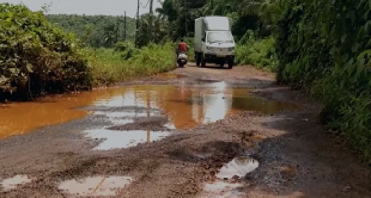 Road from Deoulwada to Dandoswada in pitiable condition