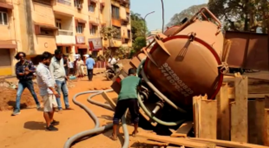 Road in Tonca, Caranzalem caves in; no injuries reported in the second such incident