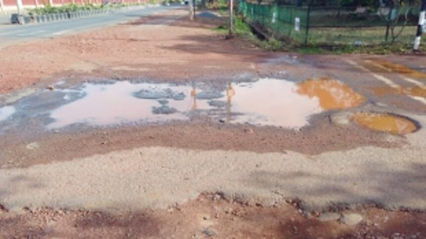 Road leading to Navy school in Chicalim is a deathtrap 1 Road leading to Navy school in Chicalim is a deathtrap