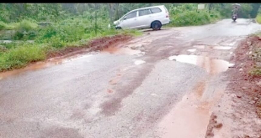 Road to Selaulim Dam via Dando in bad shape