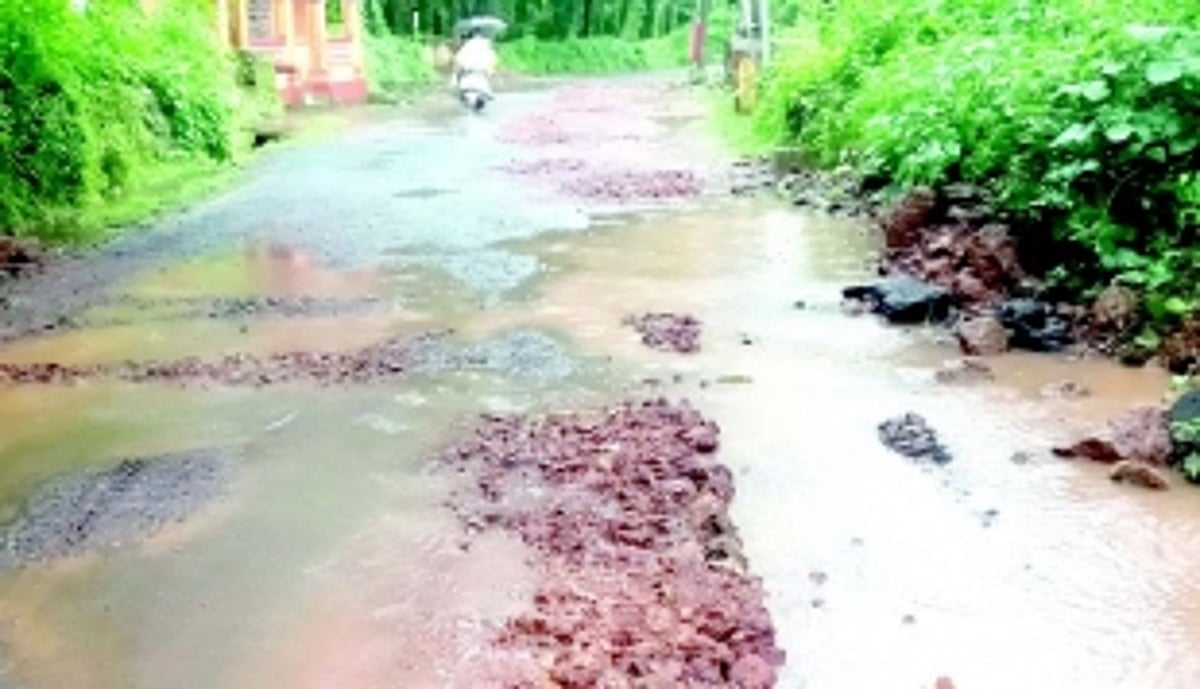 Roads in Bokadbag, Undir turn into death traps