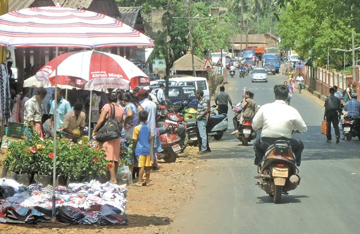 Roadside vendors have caused traffic congestion near the fish market at Sanguem.