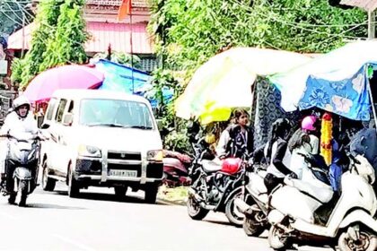 Roadside vendors pose hurdle to traffic