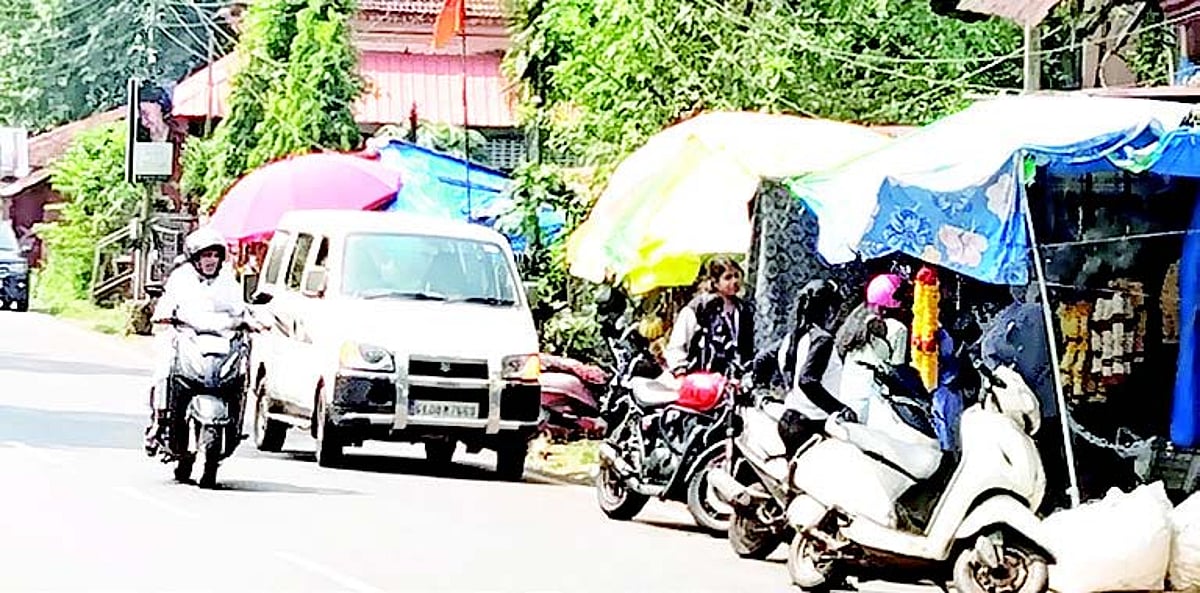 Roadside vendors pose hurdle to traffic