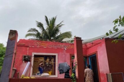 Roof blown off in Betki-Khandola;  huge tree falls on house in Ponda