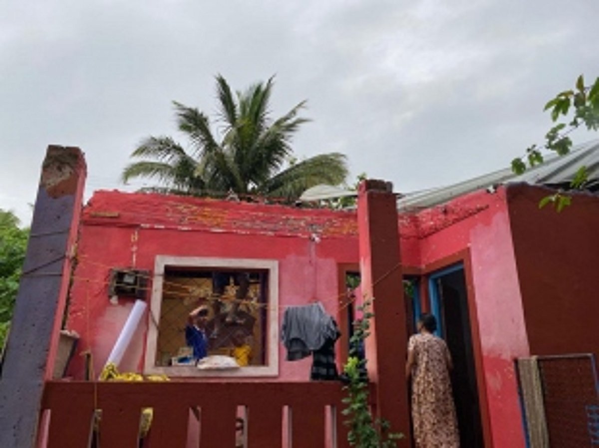 Roof blown off in Betki-Khandola;  huge tree falls on house in Ponda