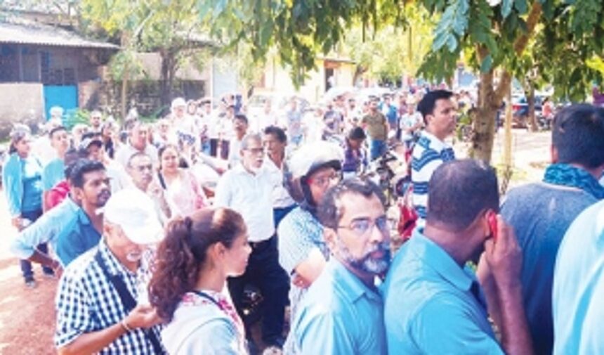Ruckus at RTO Arlem office over fixing of HSRP 1 Ruckus at RTO Arlem office over fixing of HSRP
