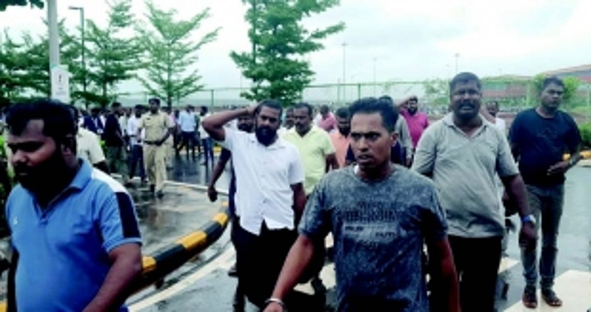 Ruckus between cabbies, police over parking fee hike at Mopa