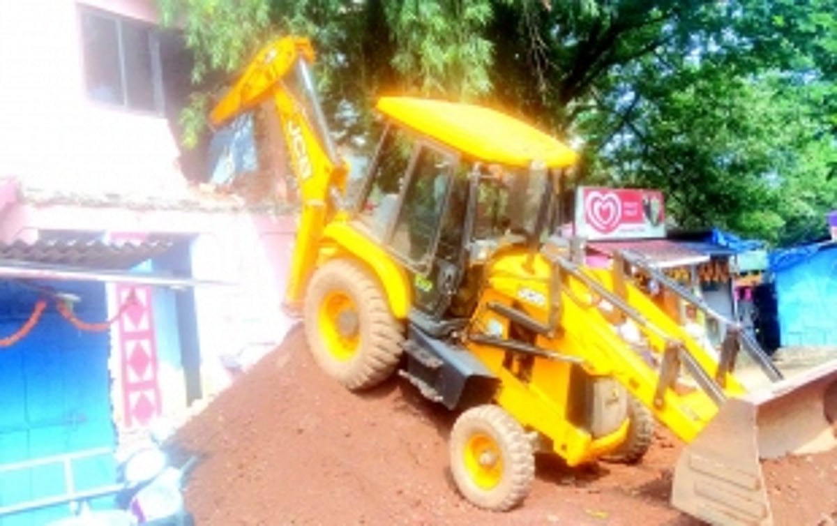 Rundown toilets at Ponda bus stop finally razed to pave way for upgrade