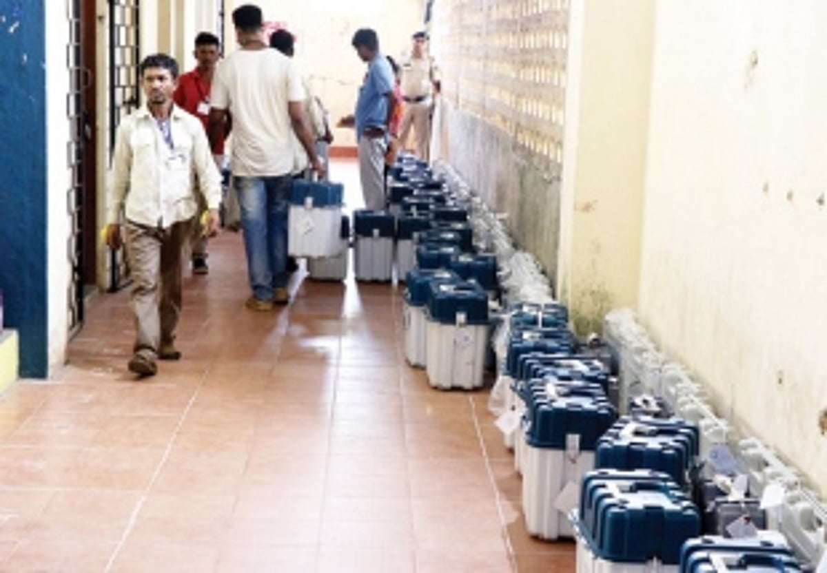 SECURITY LAPSE? Several EVMs remain outside STRONG ROOM even 20 hours after polling
