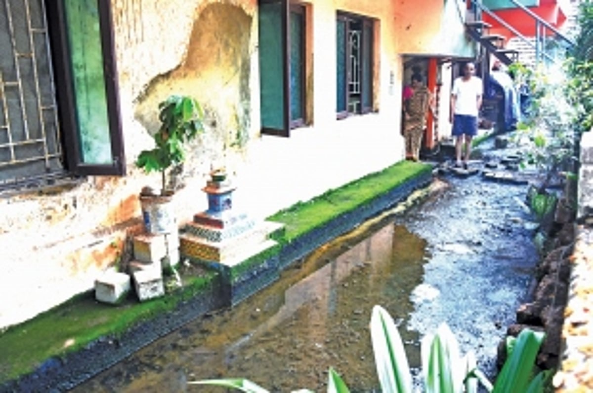 SEWAGE TUMCHYA DARI: Smart City’s Mala area stinks; locals forced to walk through raw sewage