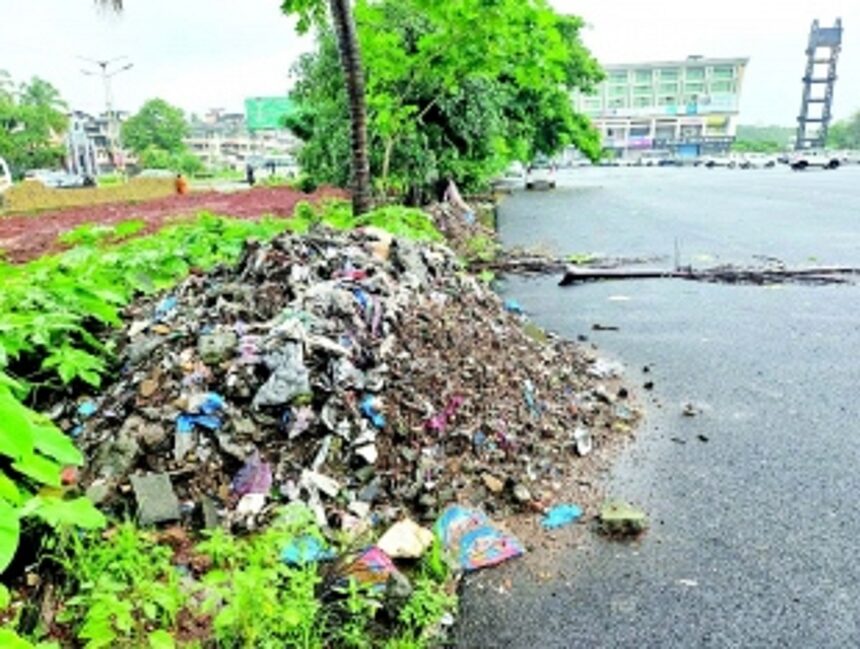 SGPDA market waste dumped by roadside irks Madel, Fatorda locals 1 SGPDA market waste dumped by roadside irks Madel, Fatorda locals