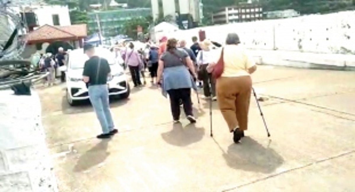 SHAME: Over 100 cruise tourists ‘not allowed’ to take buses for sightseeing by local taxi union