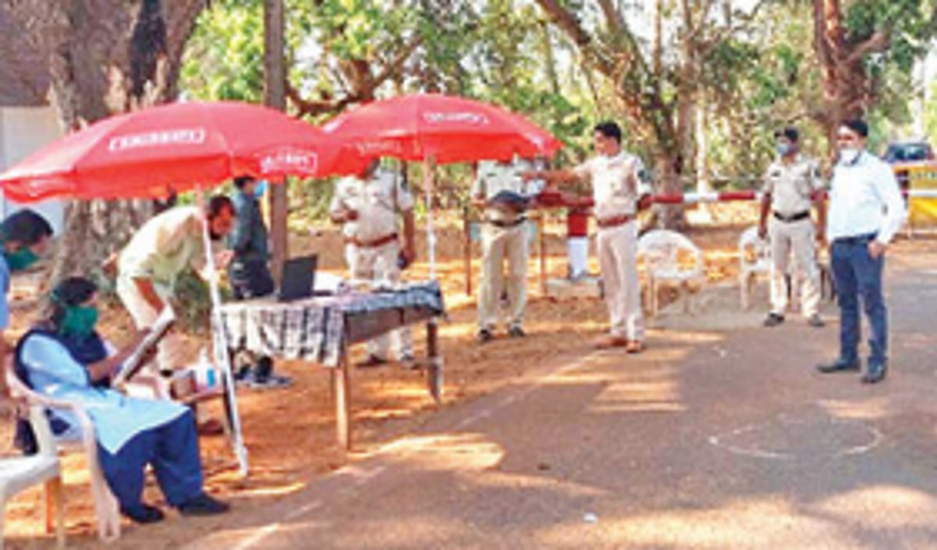 SP Prasoon visits  Goa-Dodamarg  check post