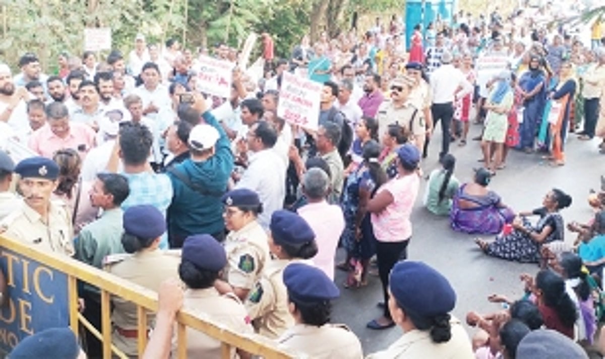 STs protest for political reservation, block old Mandovi Bridge