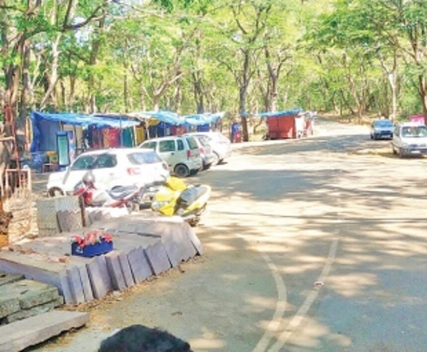 Sacorda p’yat warns kiosk owners at Tambdi Surla temple vicinity over garbage menace