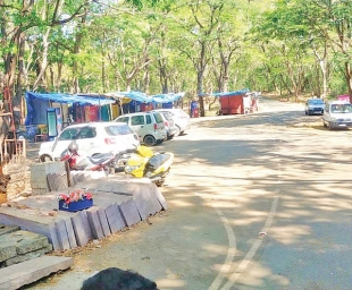 Sacorda p’yat warns kiosk owners at Tambdi Surla temple vicinity over garbage menace