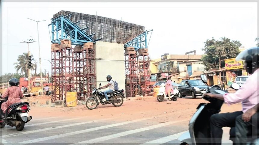 Safety protocol needs to be in place at flyover construction site from Dabolim to Upasnagar 1 Safety protocol needs to be in place at flyover construction site from Dabolim to Upasnagar