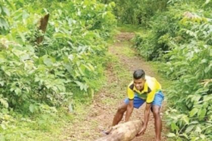 Saleli villagers block path to waterfall