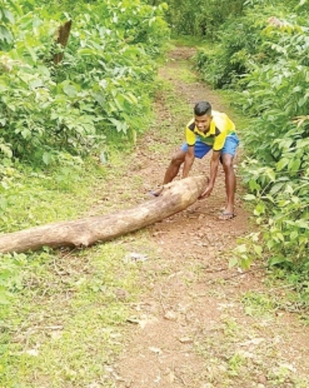 Saleli villagers block path to waterfall