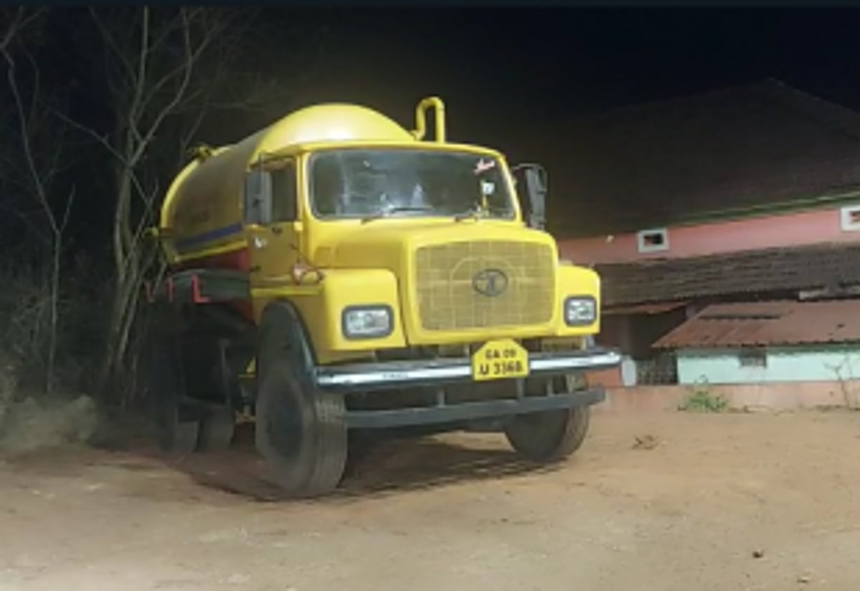 Sancoale locals catch septic tanker illegally discharging sewage in residential area