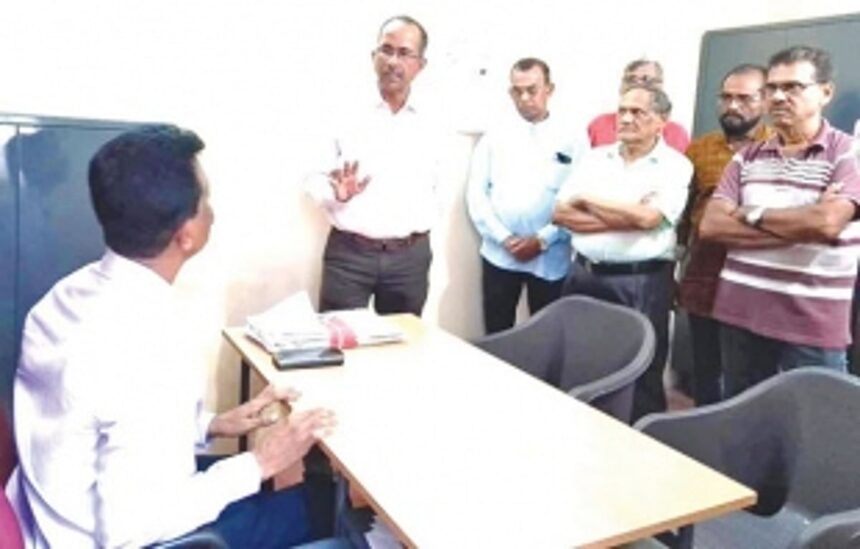 Sancoale residents confront PWD engineer over lack  of water supply