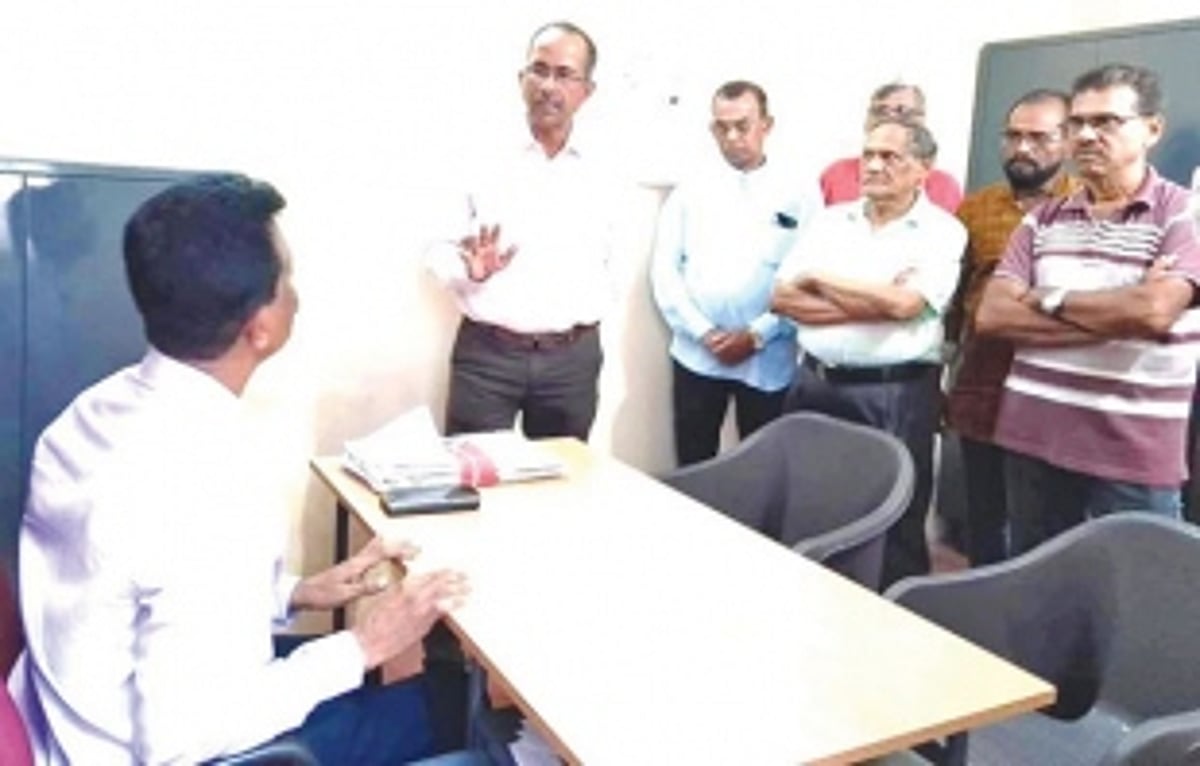 Sancoale residents confront PWD engineer over lack  of water supply