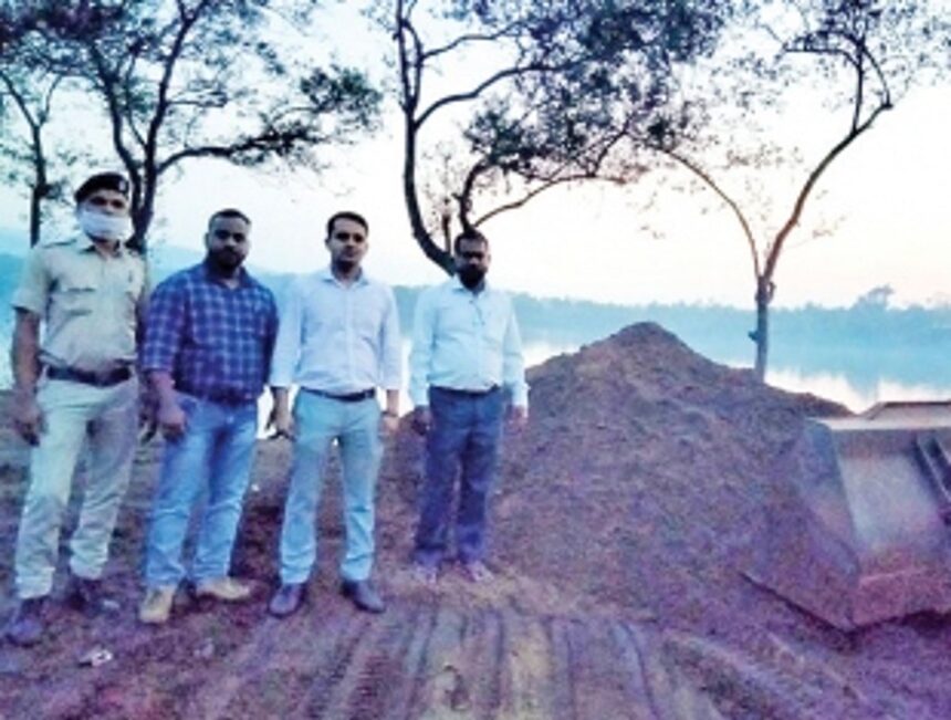 Sand seized at Amona, Navelim