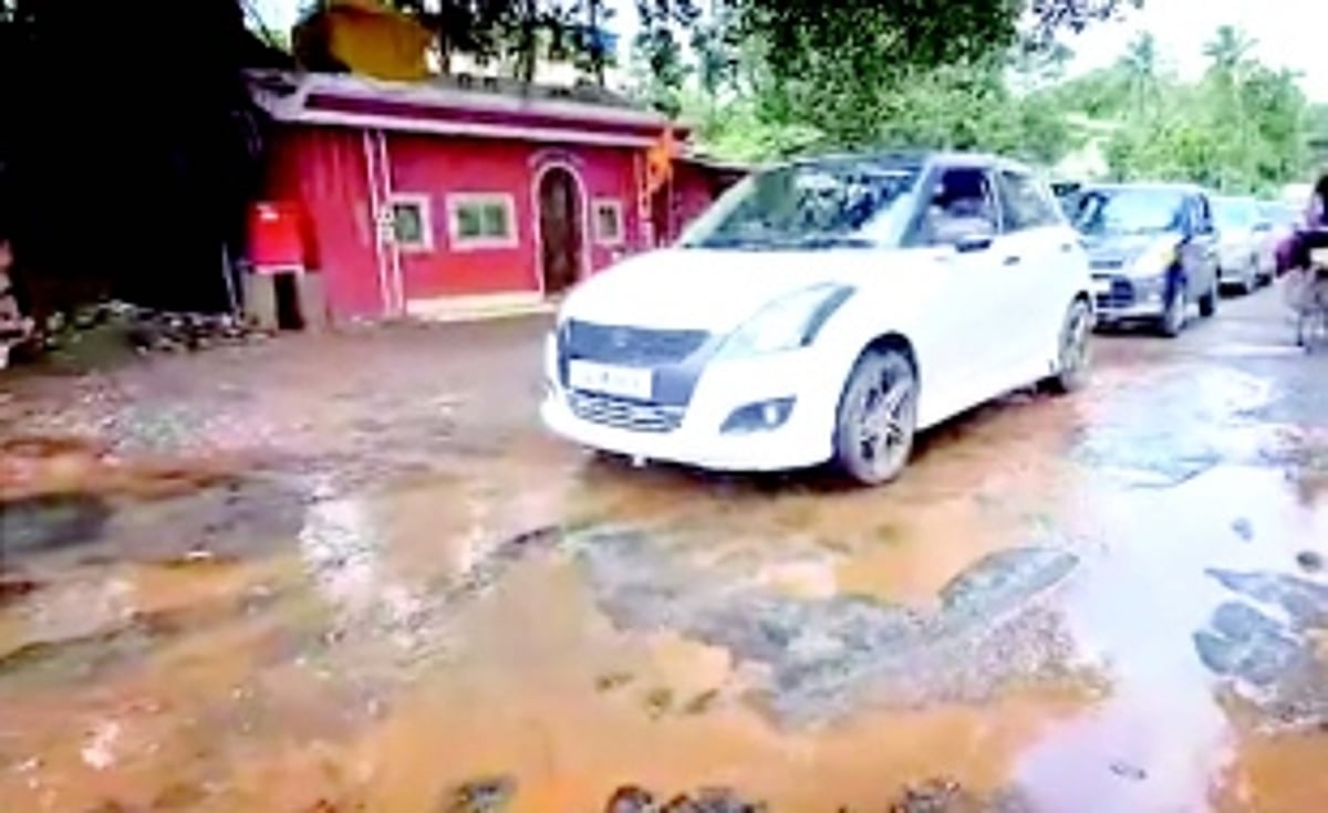 Sanguem-Curchorem roads turn  into death trap