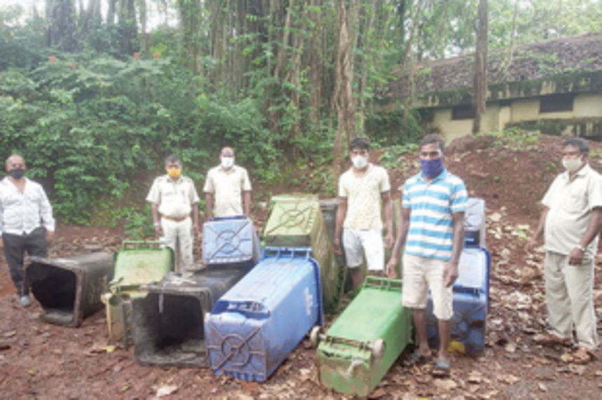 Sanguem garbage collectors threaten to go on strike 1 Sanguem garbage collectors threaten to go on strike