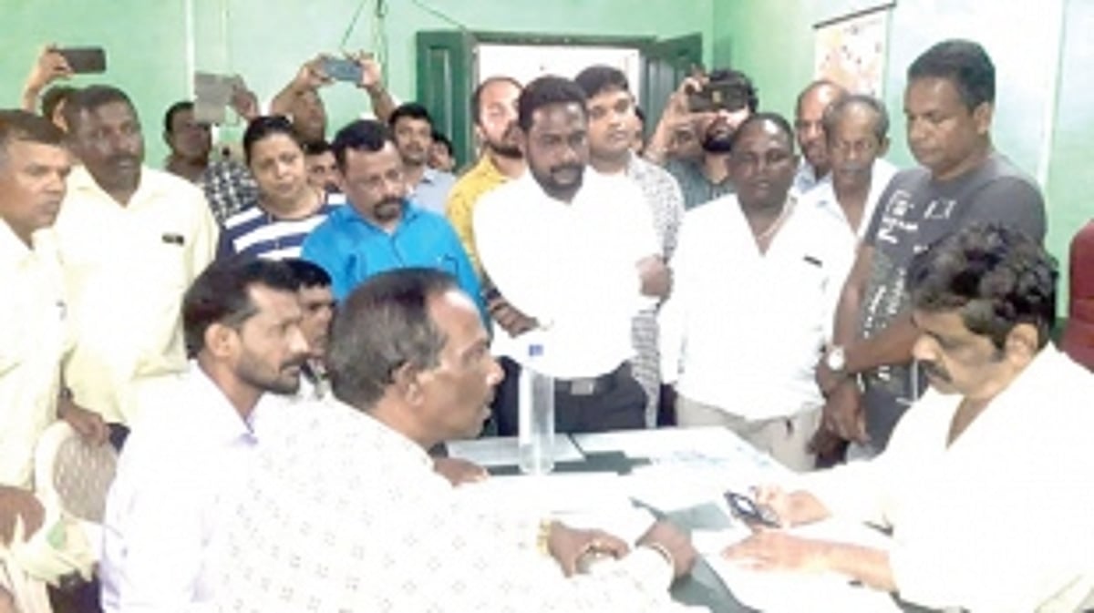 Sanguem locals hold morcha at Electricity Dept office