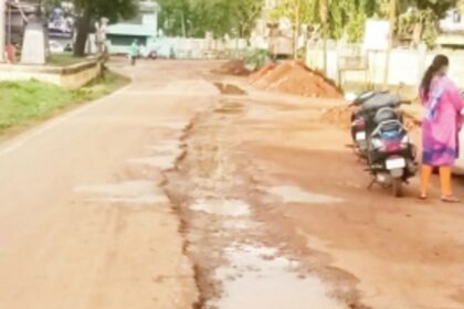 Sanguem locals raise concern over condition  of main road from Dando to police station